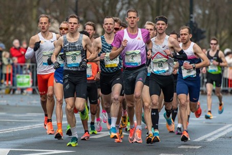 Lees meer over het artikel Persoonlijk record voor Dennis Licht, na keuze voor de Acht van Apeldoorn als voorbereiding op de marathon